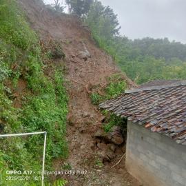 AKIBAT HUJAN DERAS YANG CUKUP LAMA TEBING LONGSOR MENIMPA  RUMAH WARGA DI PADUKUHAN GUYANGAN KIDUL